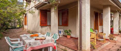 屋外ダイニングエリア