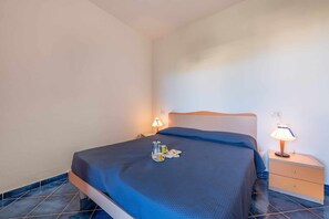 3 bedrooms, iron/ironing board, bed sheets