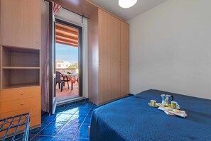 2 bedrooms, iron/ironing board, bed sheets