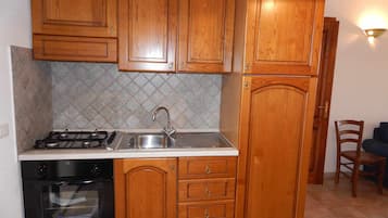 Geladeira, fogão, cooktop, talheres/pratos/utensílios de cozinha