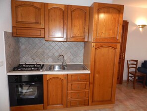 Kjøleskap, ovn, kokeplater og kjøkkenutstyr