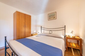 3 bedrooms, bed sheets