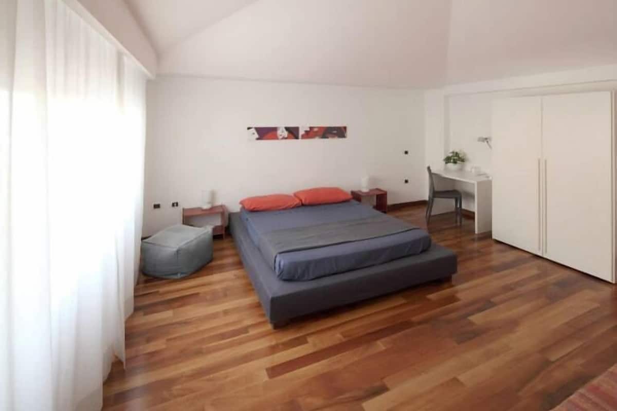 Double Room (Gold)