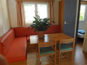 كارافان - غرفتا نوم | منطقة المعيشة | تلفزيون بشاشة مسطحة