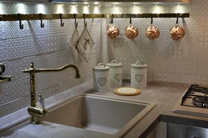 Luxury Suite, 2 Bedrooms, Jetted Tub (Ulivo) | Private kitchen