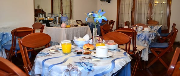 Free daily continental breakfast - El Cerrito Hostal (Salta)