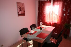 Breakfast (EUR 10 per person)