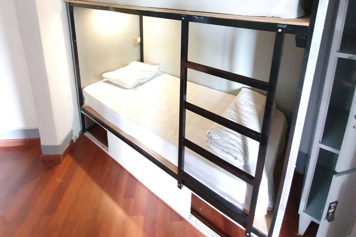 Cortinas opacas, wifi gratis, ropa de cama