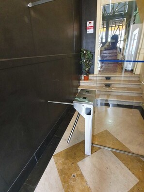 Reception - Aykibom Hostel (Lisbon)