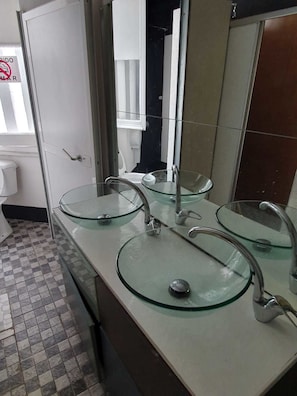 Bathroom - Aykibom Hostel (Lisbon)