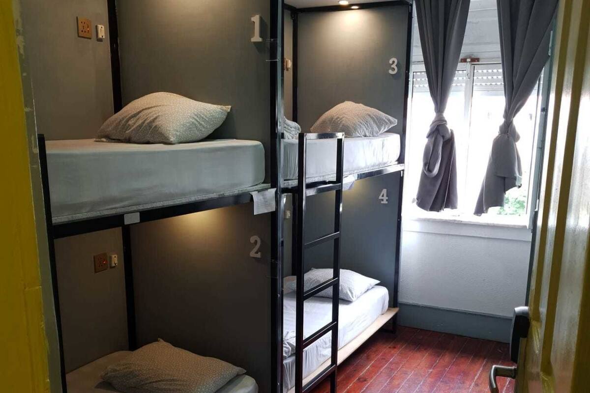 Dormitorio compartido, dormitorio mixto (1 bed in 4 Bed Dorm) | Cortinas blackout, wifi gratis y ropa de cama