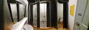 Asrama Umum, asrama campuran (1 bed in 2 Bed Dorm) | Kamar mandi | Shower, sabun,  dan tisu toilet