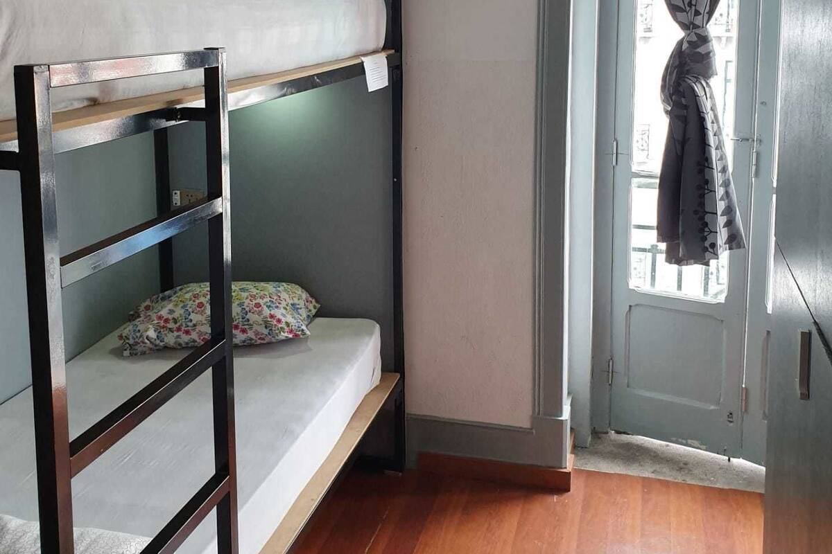 Dormitorio compartido, dormitorio mixto (1 bed in 6 Bed Dorm) | Cortinas blackout, wifi gratis y ropa de cama