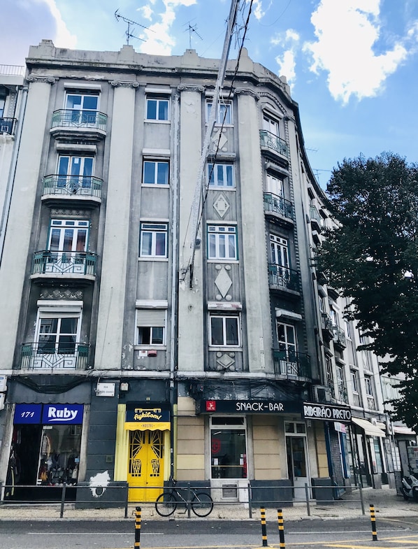 Front of property - Aykibom Hostel (Lisbon)