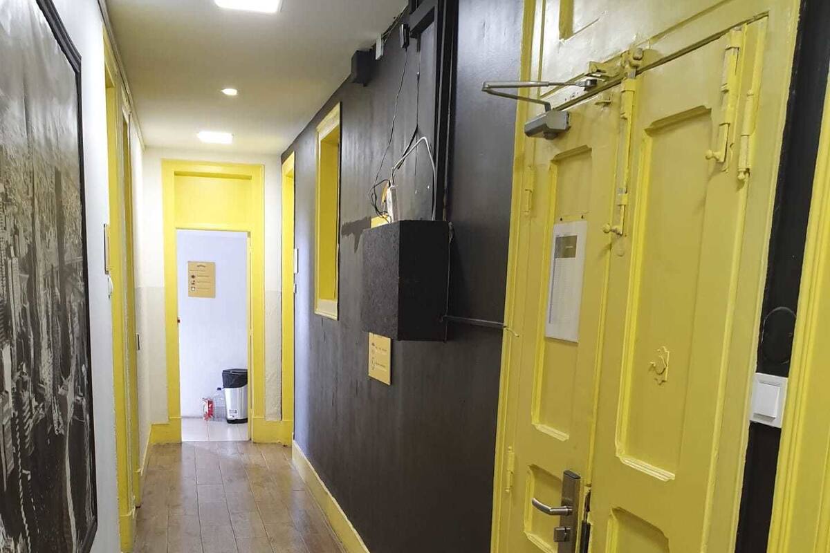 Dormitorio compartido, dormitorio mixto (1 bed in 5 Bed Dorm) | Área de sala de estar