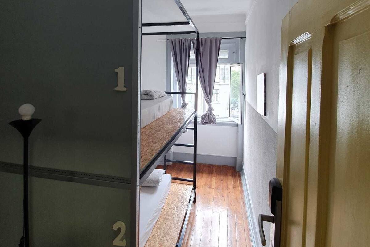 Dormitorio compartido, dormitorio mixto (1 bed in 2 Bed Dorm) | Cortinas blackout, wifi gratis y ropa de cama