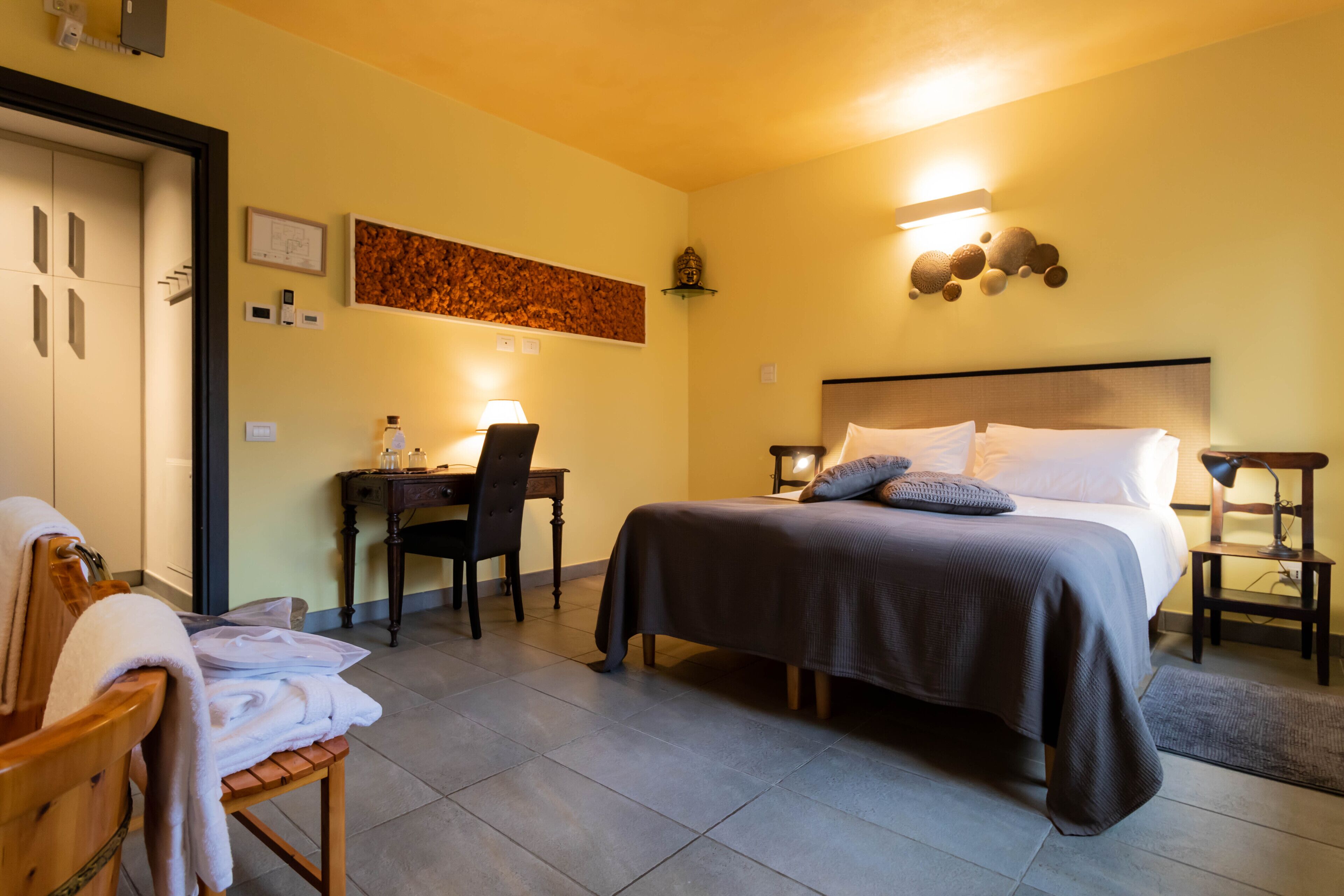 舒适双人房或双床房, 泳池景观 | 防过敏的被褥、特色装修、特色家居、办公桌