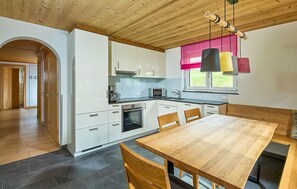 Fridge, microwave, stovetop, dishwasher - gemuetliche Ferienwohnung (St. Gallenkirch)