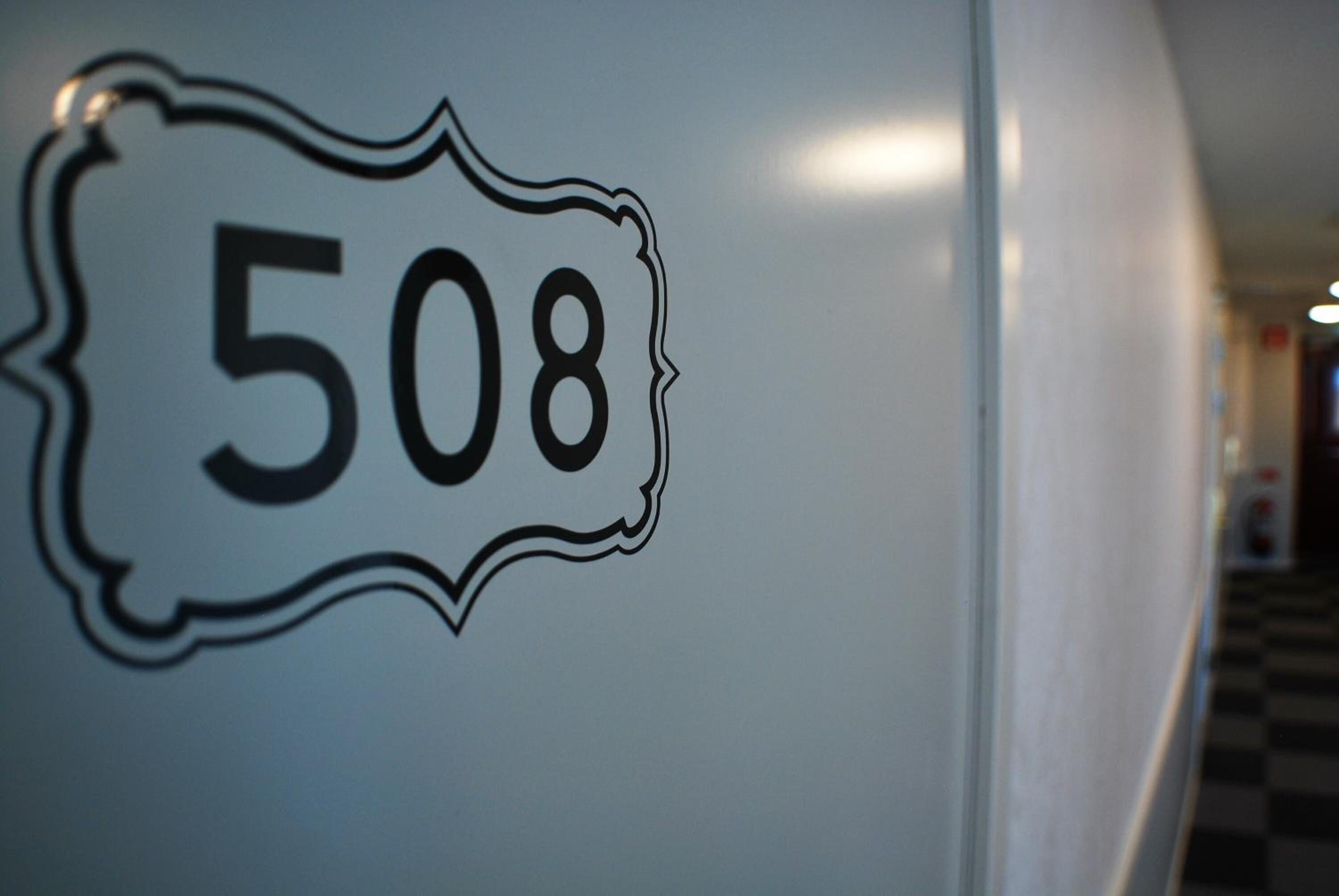 Primer plano de una pared con el número 508.