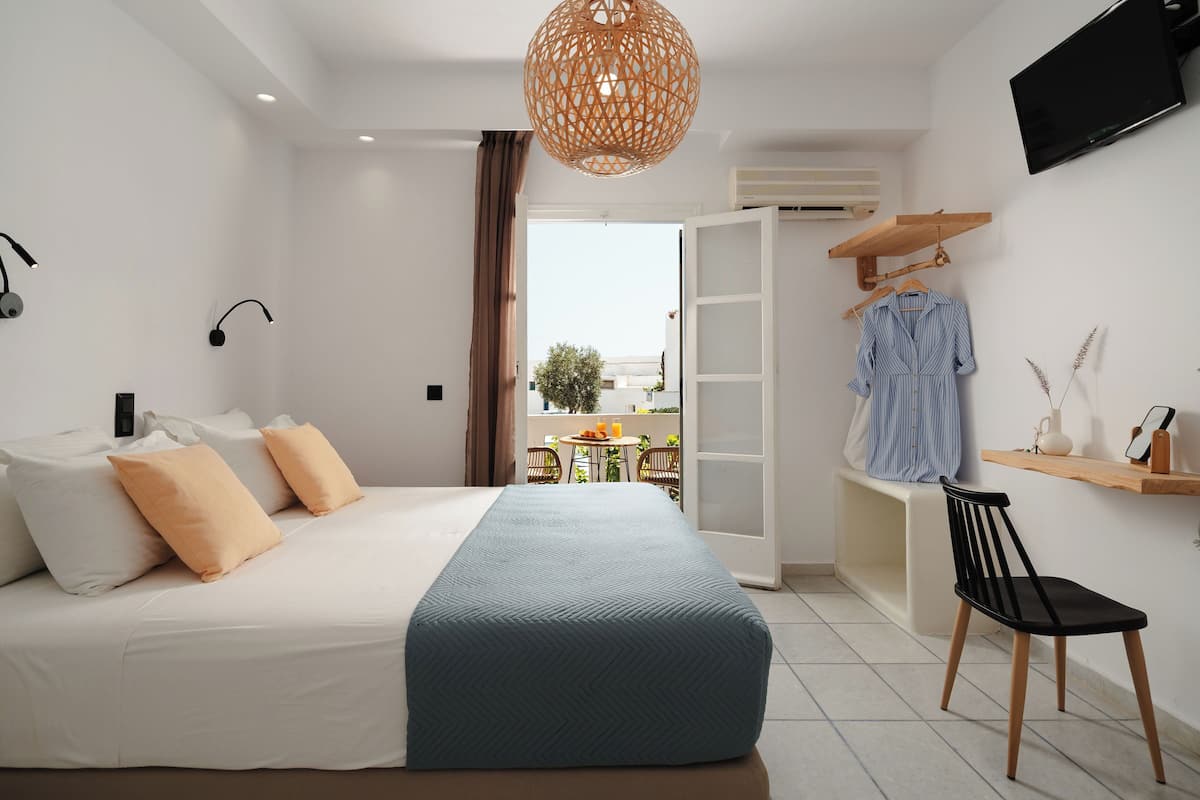 Double Room (King Size Bed) | 1 bedroom, in-room safe, soundproofing, iron/ironing board