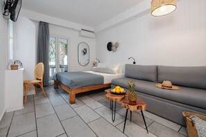 Deluxe-Dreibettzimmer, Balkon | Zimmersafe, schallisolierte Zimmer, Bügeleisen/Bügelbrett