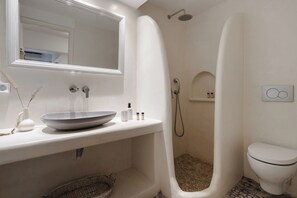 Camera Comfort (Semi Basement) | Bagno | Doccia, set di cortesia gratuito, asciugacapelli, asciugamani