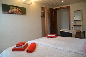 Individually decorated, individually furnished, blackout curtains - Herberg Thijssen (Vierlingsbeek)