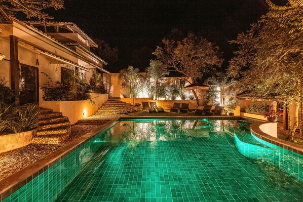 Piscina externa, espreguiçadeiras