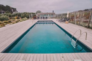 Piscina externa, espreguiçadeiras