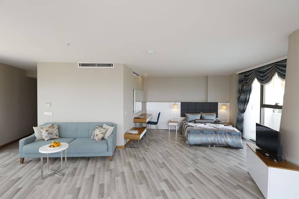 Suite, vista al mar | Artículos del minibar gratis y caja de seguridad en la habitación 