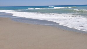 Private beach, sun-loungers, beach umbrellas, beach bar - Hotel Xoria Deluxe (Alanya)