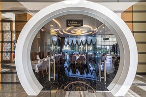 4 restoran; kahvaltı, öğle yemeği ve akşam yemeği sunulur