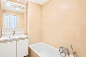 Apartamento, 2 quartos (Flandria 401) | Banheiro | Banheira e chuveiro separados, toalhas de banho