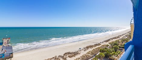 Rannalla, valkoista hiekkaa, rantapyyhkeitä