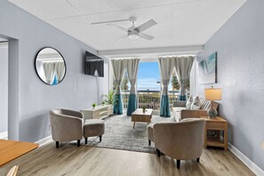 Presidentieel appartement | Woonruimte | Een 45-inch flatscreentelevisie met kabelzenders