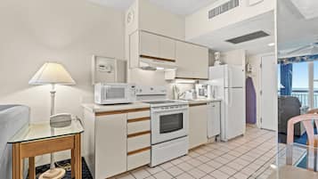 Quarto básico | Cozinha privada | Geladeira grande, micro-ondas, fogão, cooktop