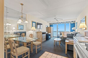 Eenvoudige kamer | Woonruimte | Een 45-inch flatscreentelevisie met kabelzenders