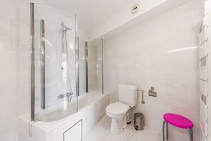 Een aparte badkuip en douche