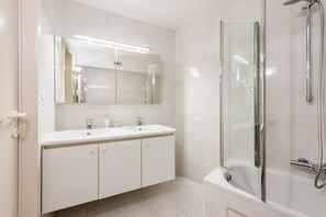 Separate tub and shower - La Bohème 204 (Koksijde)