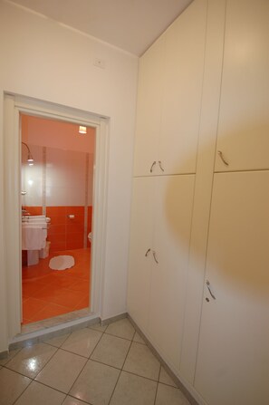 Une salle de bain avec un lavabo blanc, des toilettes et un espace douche.