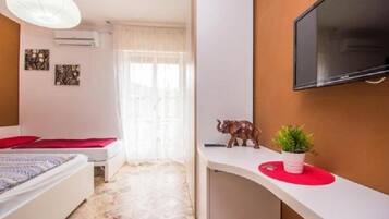 Chambre Quadruple | Coffres-forts dans les chambres, bureau, lits bébé (en supplément)