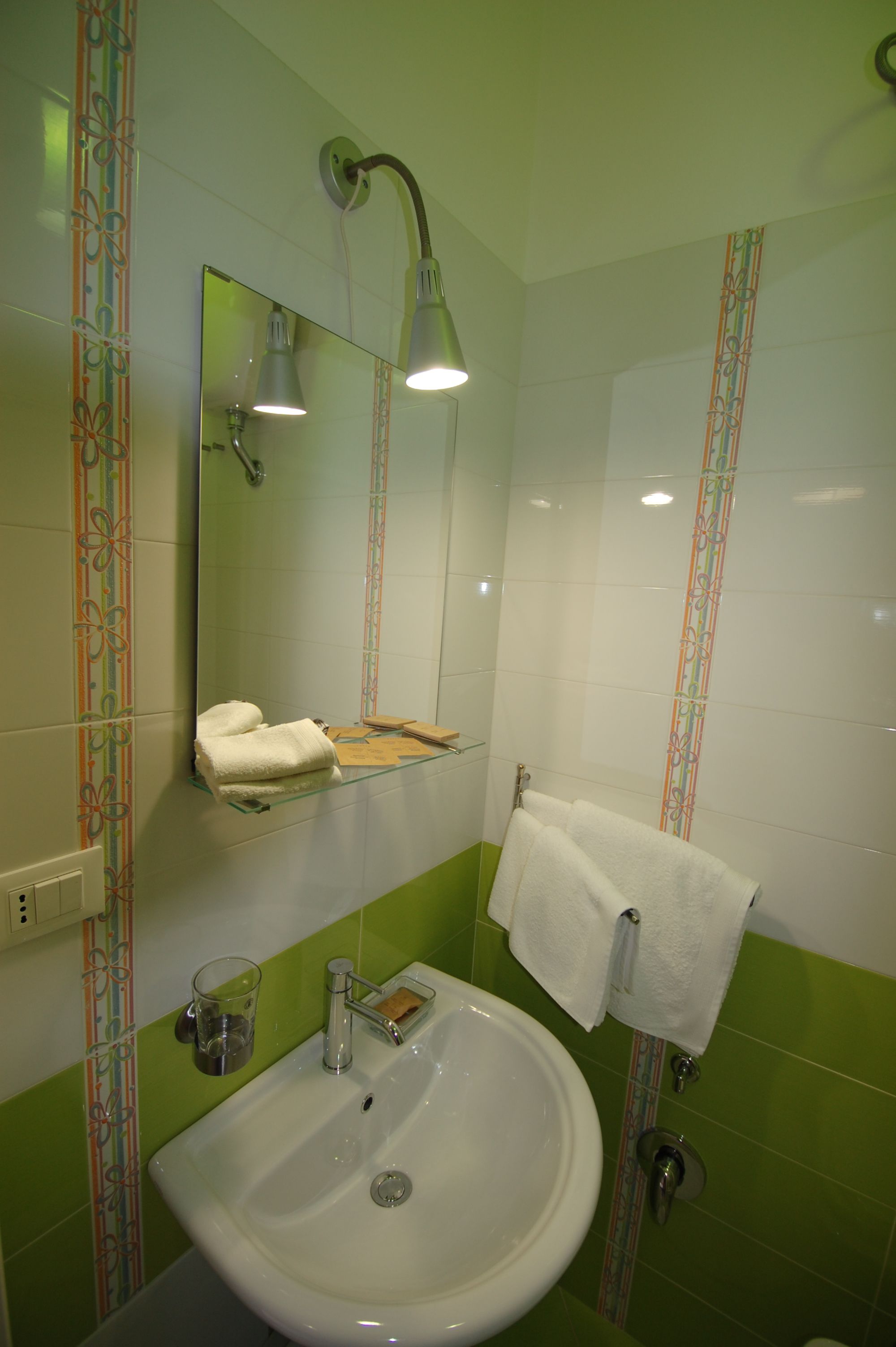 Double Room | Bathroom | Shower, free toiletries, hair dryer, bidet