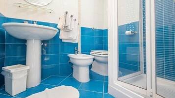 Chambre Quadruple | Salle de bain | Douche, articles de toilette gratuits, sĂšche-cheveux, bidet