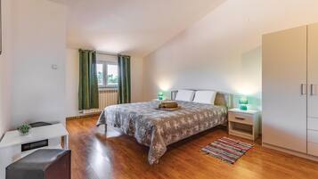 5 habitaciones, caja de seguridad en la habitación y cuna de viaje