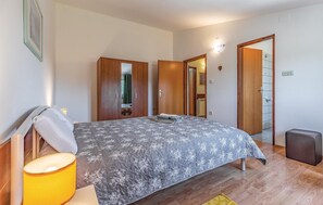 5 bedrooms, in-room safe, travel cot, free WiFi