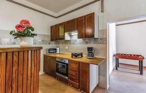 Refrigerador, parrilla de estufa, lavavajillas y cafetera y tetera 