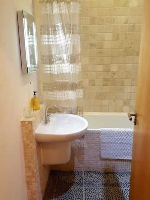 プレミアム アパートメント ベッド (複数台) 禁煙 | バスルーム | シャワー付き浴槽、バスアメニティ (無料)、ヘアドライヤー、タオル