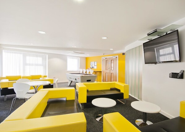 Lobby sitting area - Exeter One Campus Accommodation (Exeter)