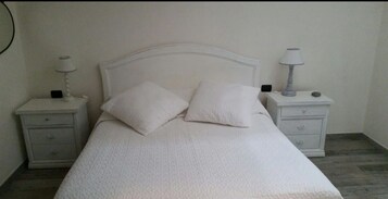 Con stile personalizzato, con arredamento individuale, una scrivania