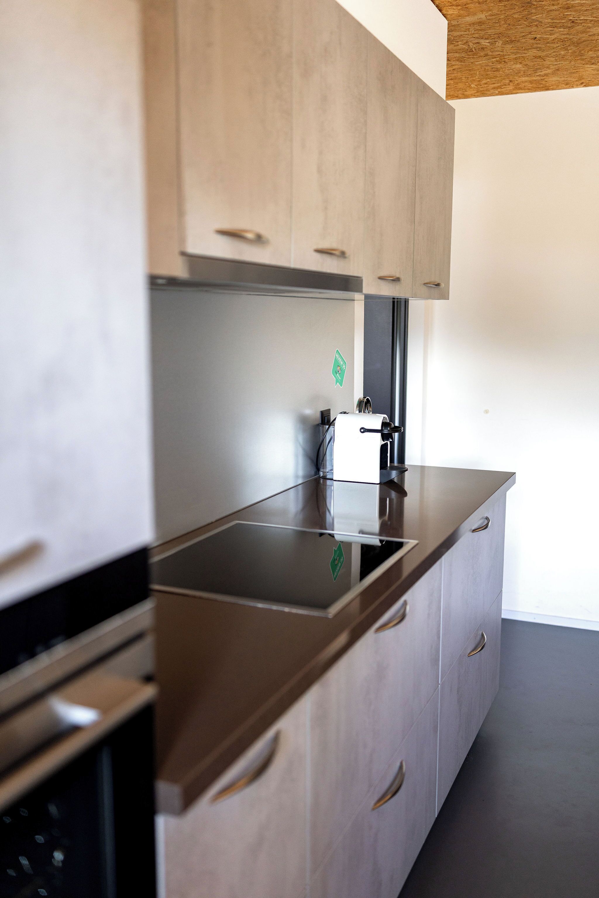 Eine moderne Küche mit Einbauherd, Mikrowelle und Toaster.